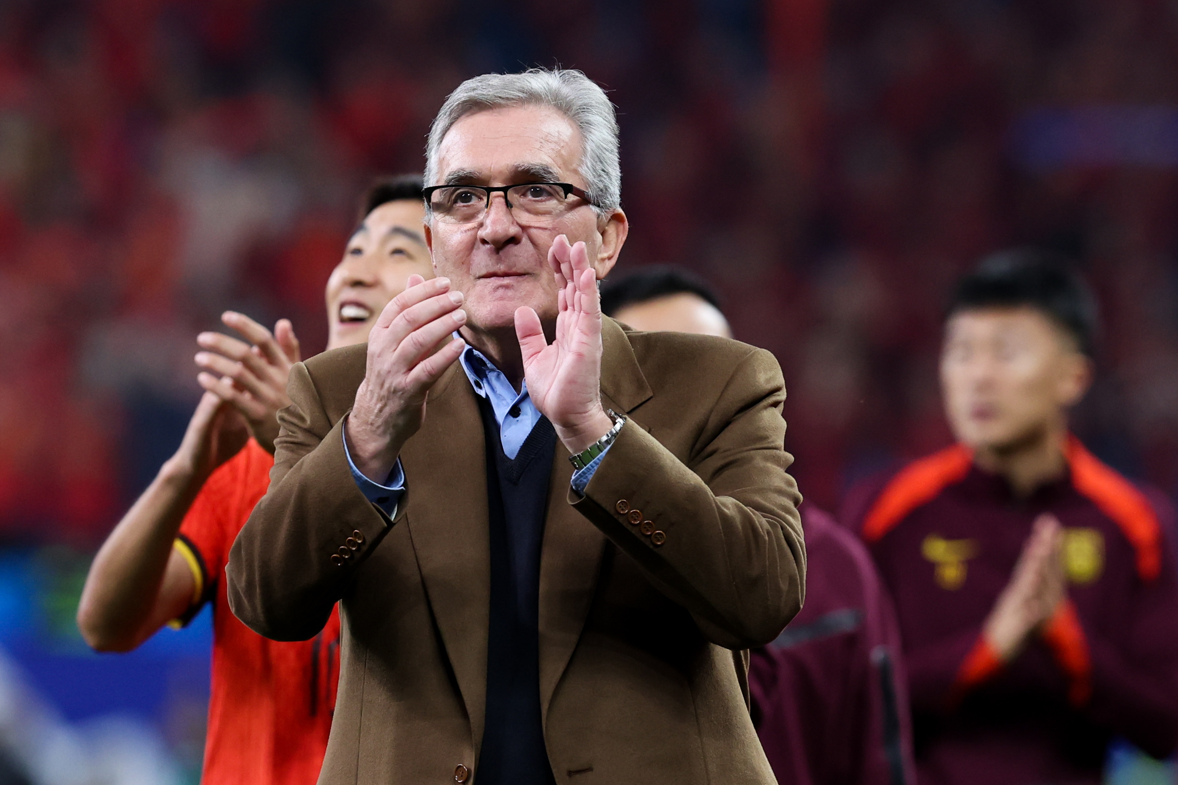 九游体育平台-包含关键时刻法兰克福备战足总杯；调整名单细节曝光；引发热议；临场指挥获称赞的词条